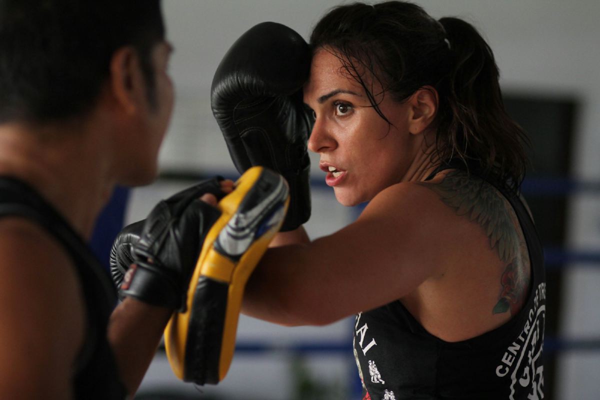 Trainerin mit Boxhandschuhen