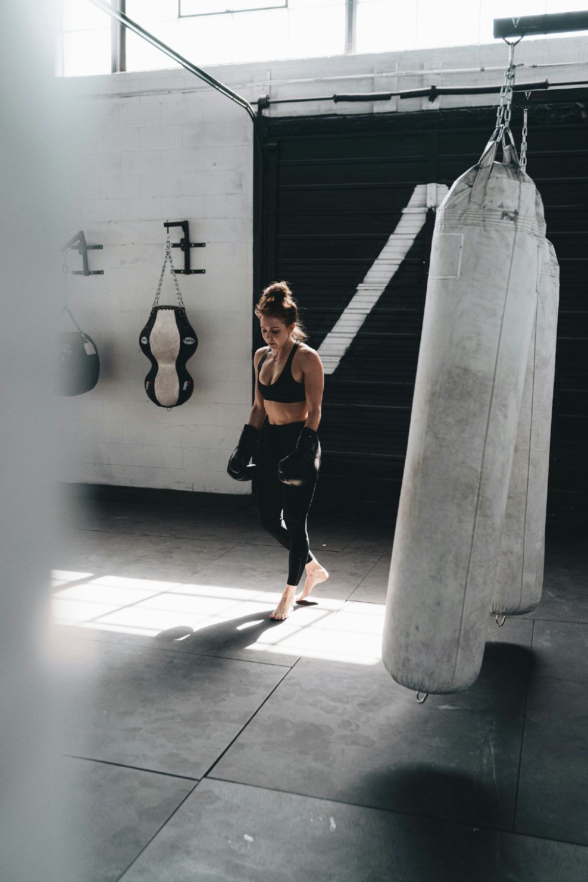 Trainerin neben dem Boxsack